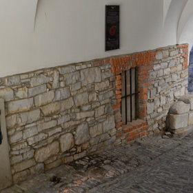 zachowany fragment XIV-wiecznego wewnętrznego muru miejskiego