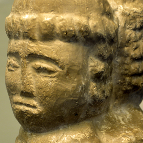 kopia granitowego posągu dwugłowego głowa bóstwa pogańskiego