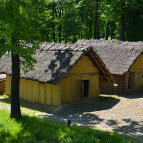 zrekonstruowane chaty z epoki brązu