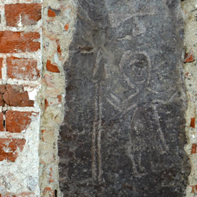 słowiańska rzeźba kultowa (Jarowit?) w południowej ścianie prezbiterium kościoła Św. Piotra